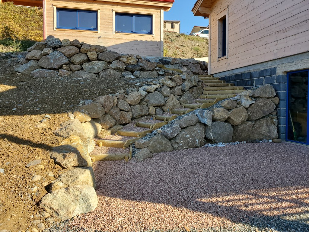 aménagement extérieur / enrochement / mur en pierre / décoration / allée